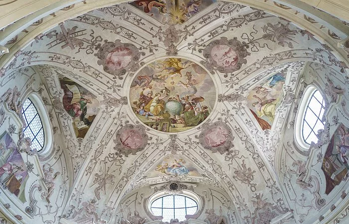 Die gesamten Deckengemälde der Kuppel der ehemaligen Klosterkirche.