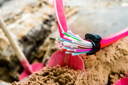 Der erste Buergermeister der Freien und Hansestadt Hamburg , Hagen Rickmann, Geschaeftsfuehrer Deutsche Telekom AG und Boris Tadic , Deutsche Telekom Ag beim Spatenstich Baustelle Breitbandausbau in Hamburg am 17.05.2021 - Nur zum redaktionellen Gebrauch - Nur fuer interne und externe Pressearbeit, nicht fuer Werbung - Model-Releasevertraege der abgebildeten Personen liegen nicht vor, die Personen haben sich lediglich muendlich mit der internen Verwendung der Fotos einverstanden erklaert. Keine Haftung fuer die Verletzung von Rechten Dritter - No Model release - no property release