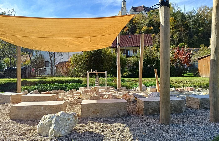 Wasserspielplatz mit Sonnensegel