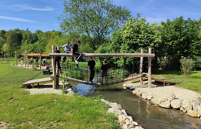 Wasserspielplatz mit Brücke