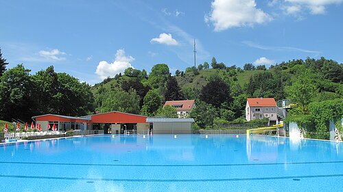 Schwimmerbecken mit Kiosk in Altmannstein